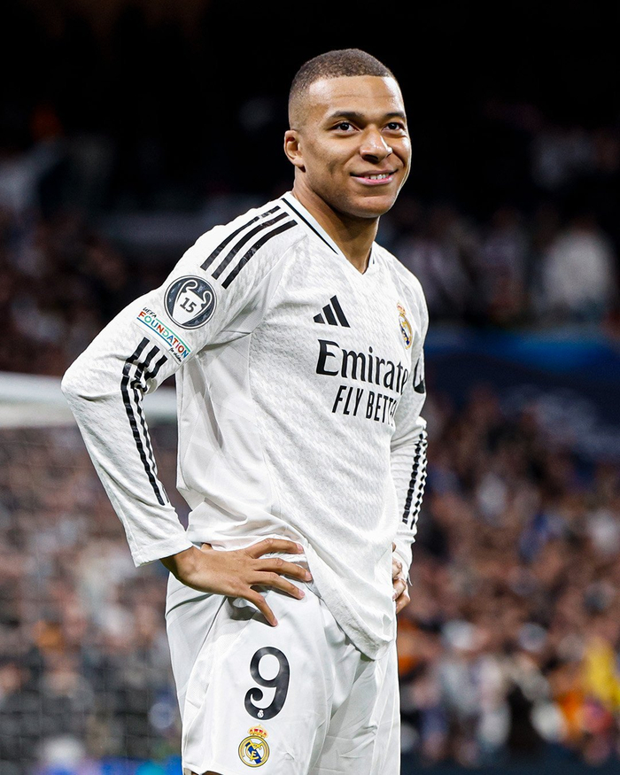 近7轮仅1胜6负！利物浦英超排名下滑到第11位（利物浦近7轮仅1胜6负，英超排名跌至第11位）