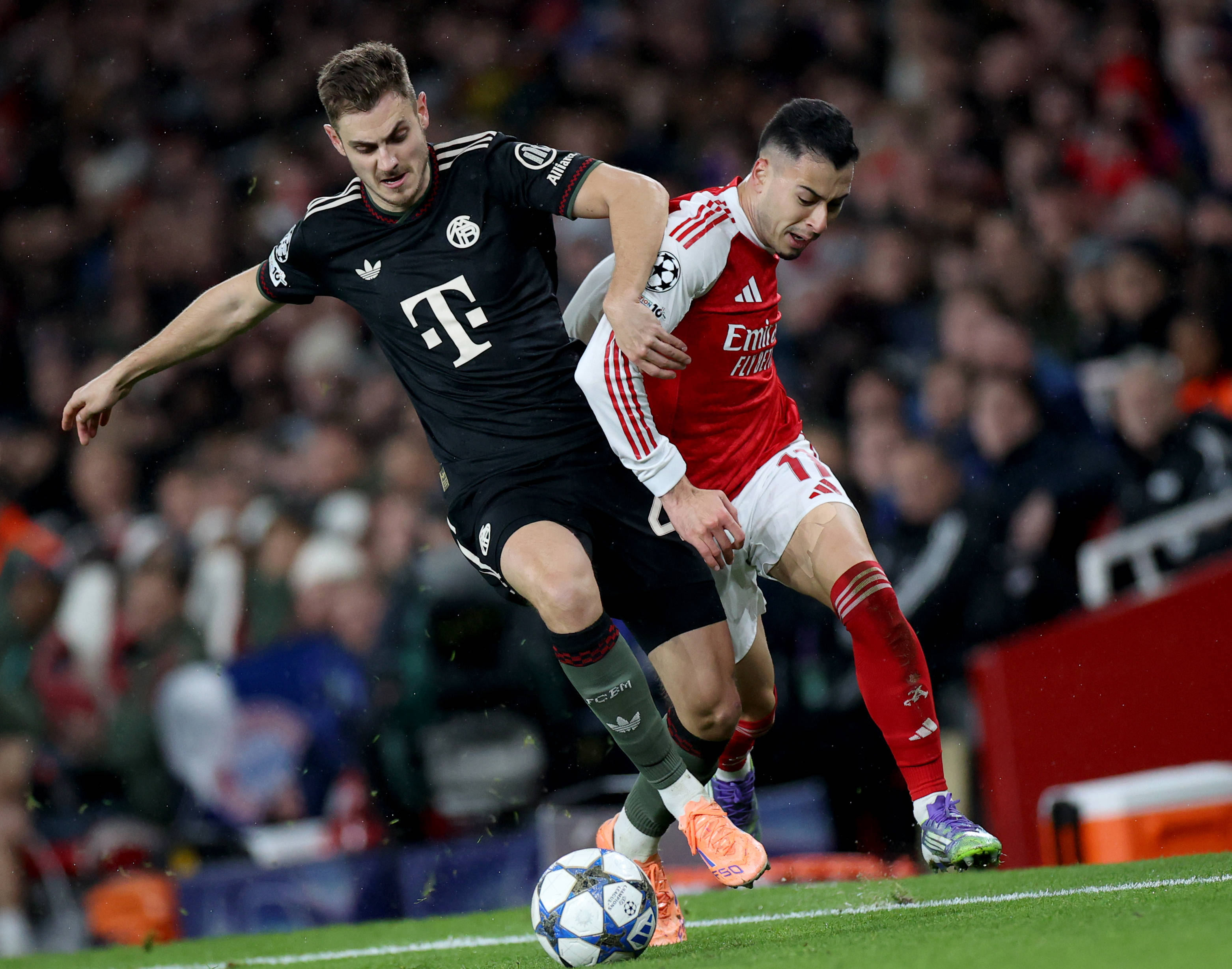 另一个半球的思念，奥斯卡晒出在家观看海港亚冠比赛照片