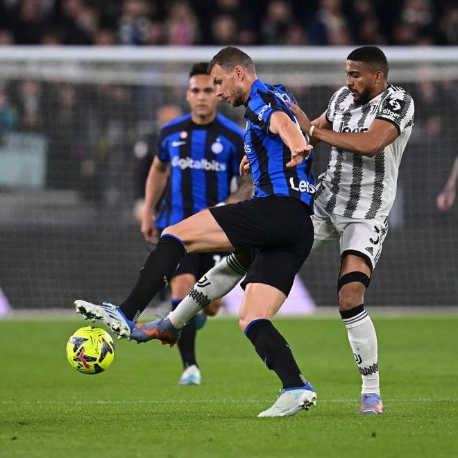 马德兴：中国足球管理组织没上道，没有协调好内卷和外战矛盾（马德兴：足球管理层仍不到位，内卷与外战冲突处理不当）